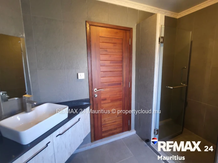 Villa moderne sur 3 niveaux, 4 chambres dont 1 en suite, 3 salles de bains, séjour lumineux,