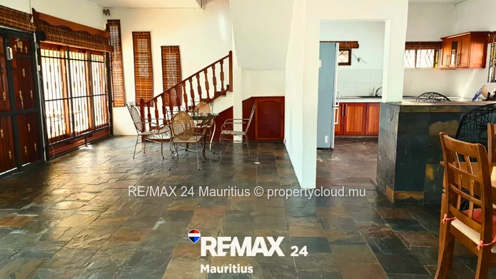 Villa meublée à Flic en Flac – Rs 15M négociable. 3 chambres dont 2 en suite + mezzanine en suite, p