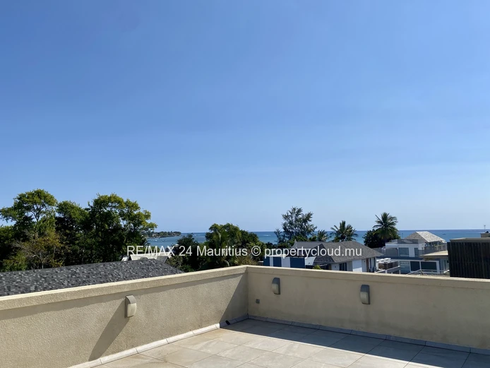 Stunning Penthouse with Breathtaking Sea Views and Direct Beach Access to Tamarin Bay