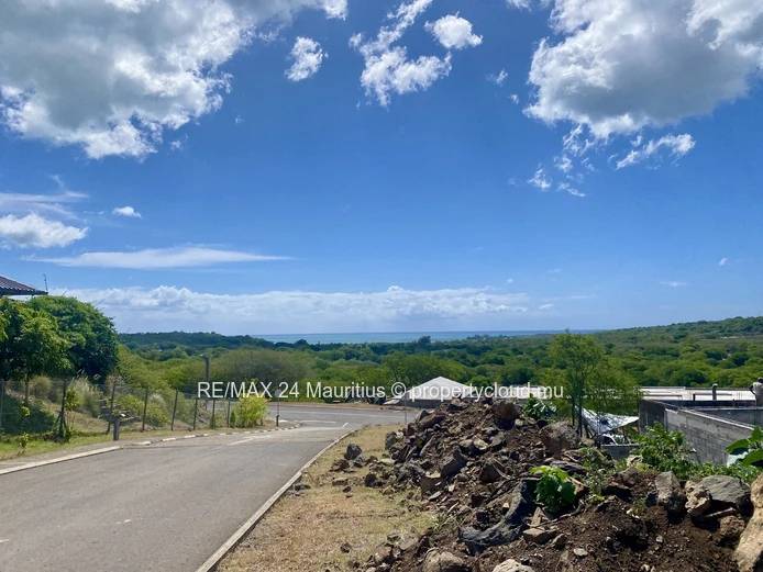 Luxury Villas in Gated Sanctuary between Mountains and the Ocean