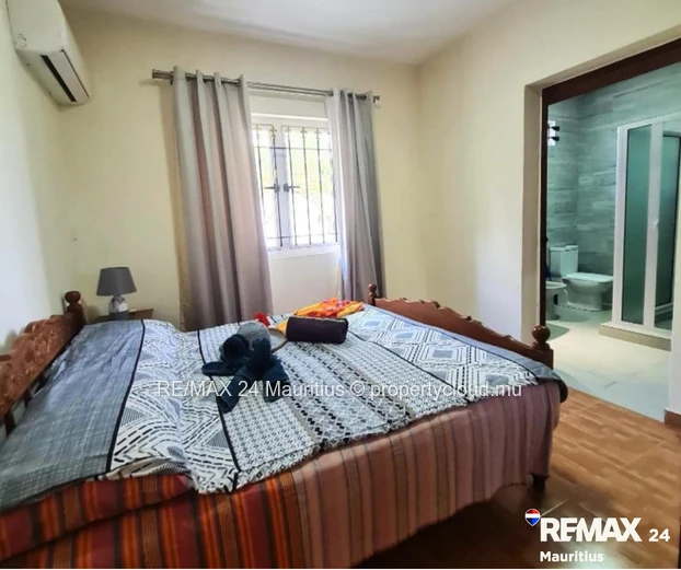 All ground floor apartment (simplex) within walking distance to the public beach