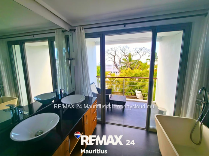 Prestigieuse villa de 300 m², 3 chambre à Pointe aux Canonniers | Piscine & Accès Plage Privé