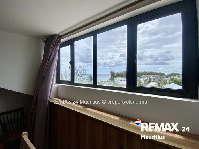 Penthouse with Sea Views and Direct Beach Access in Flic en Flac