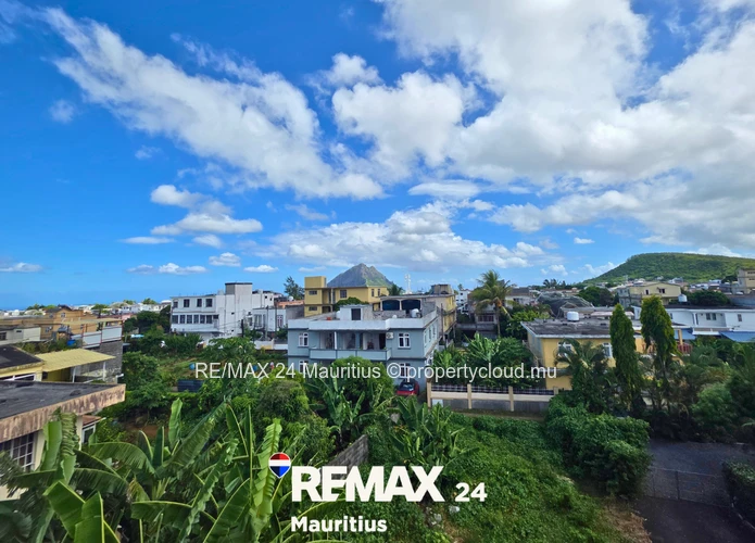 Maison de 5 chambres à Bonne Terre, Vacoas, sur un terrain de 316,5 m², avec terrasse sur le toit of