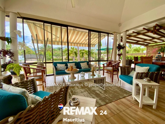Elegant 5-Bedroom Villa with Pool, Dual Access & Mountain View – Petite Rivière Noire