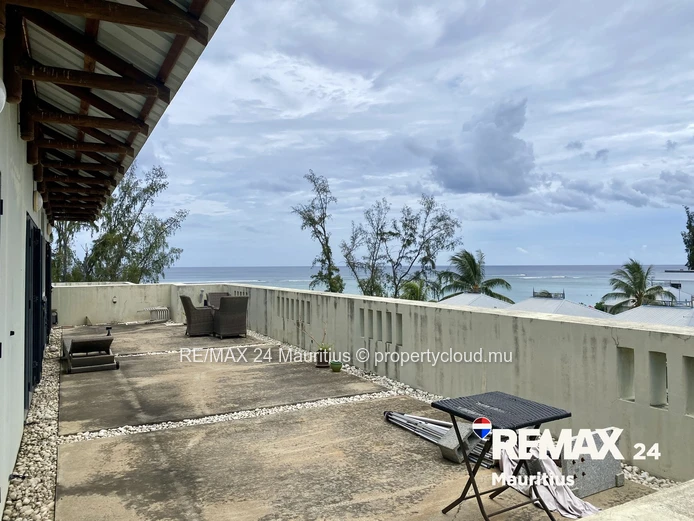 Penthouse with Sea Views and Direct Beach Access in Flic en Flac