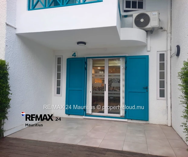 Freshly renovated and fully equipped 4-bed home with common pool in secured residence