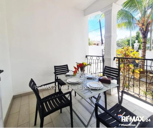 All ground floor apartment (simplex) within walking distance to the public beach