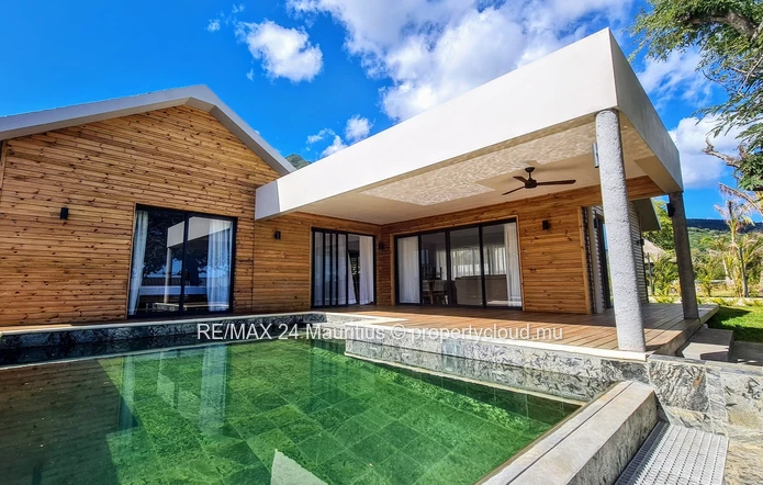 Luxury Villas in Gated Sanctuary between Mountains and the Ocean