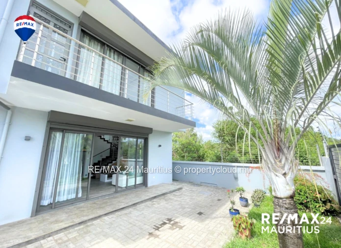 Secured family house in a calm and peaceful area, yet minutes drive to Amenities and Beaches