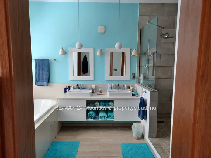 Luxurious 3-Bedroom Apartment in Royal Park, Balaclava