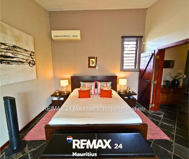 Elegant 5-Bedroom Villa with Pool, Dual Access & Mountain View – Petite Rivière Noire