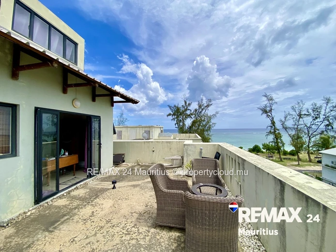 Penthouse with Sea Views and Direct Beach Access in Flic en Flac