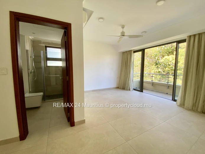 Stunning Penthouse with Breathtaking Sea Views and Direct Beach Access to Tamarin Bay