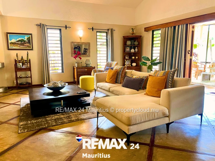 Elegant 5-Bedroom Villa with Pool, Dual Access & Mountain View – Petite Rivière Noire