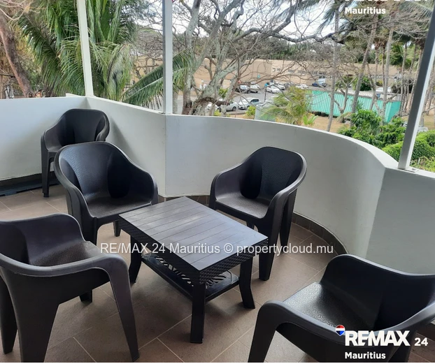 Freshly renovated duplex apartment with common pool, walk to the Public Beach