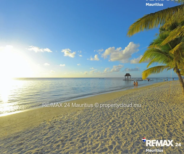 Freshly renovated duplex apartment with common pool, walk to the Public Beach