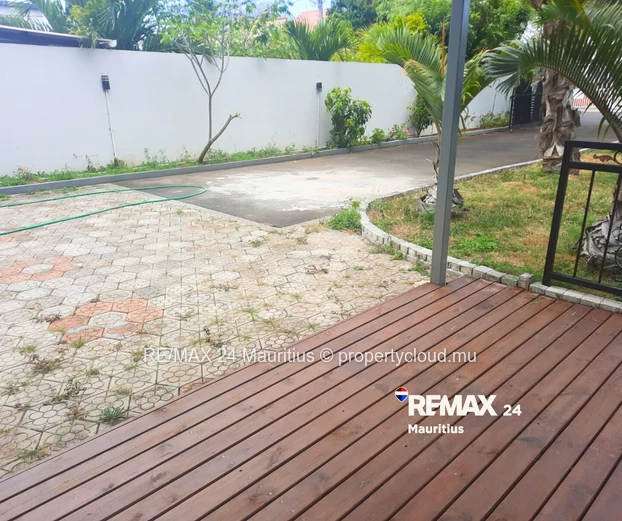 Furnished Family house with pool, walk to the Public Beach