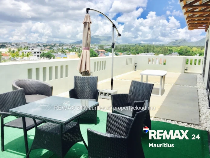 Penthouse with Sea Views and Direct Beach Access in Flic en Flac