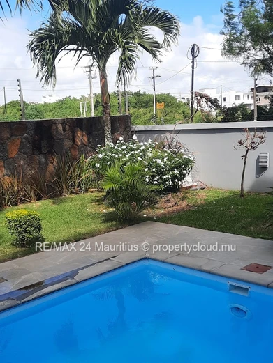Secured family house in a calm and peaceful area, yet minutes drive to Amenities and Beaches