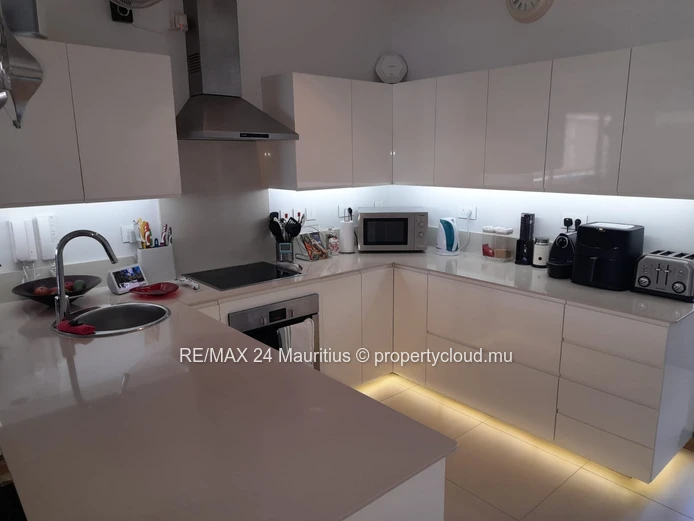 Stunning 3-Bedroom Residence with Private Pool, Jacuzzi, and Direct Beach