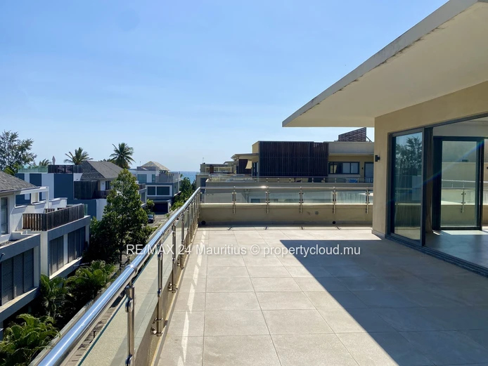 Stunning Penthouse with Breathtaking Sea Views and Direct Beach Access to Tamarin Bay