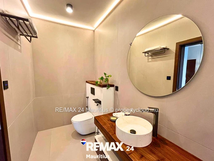 Contemporary 3-Bedroom En-Suite Villas – Secure Residence Steps from the Beach
