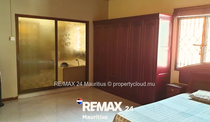 Villa meublée à Flic en Flac – Rs 15M négociable. 3 chambres dont 2 en suite + mezzanine en suite, p