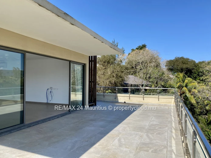 Stunning Penthouse with Breathtaking Sea Views and Direct Beach Access to Tamarin Bay