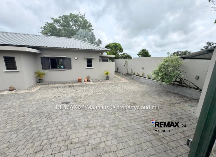 All ground floor family house in a Prestigious Estate.