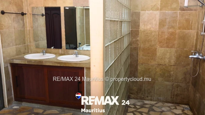 Villa meublée à Flic en Flac – Rs 15M négociable. 3 chambres dont 2 en suite + mezzanine en suite, p