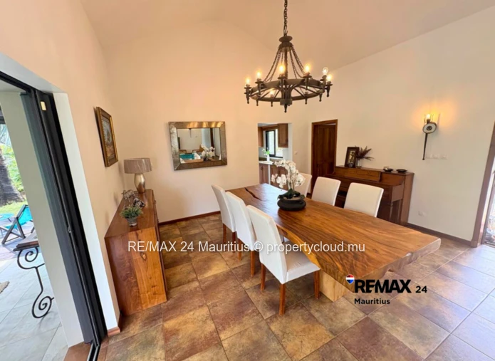 All ground floor family house in a Prestigious Estate.