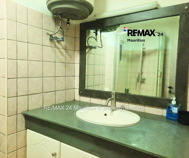 Ground floor apartment, walk to Mont Choisy Beach and hotels
