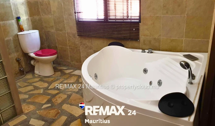 Villa meublée à Flic en Flac – Rs 15M négociable. 3 chambres dont 2 en suite + mezzanine en suite, p