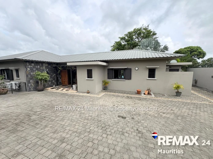 Semi-furnished family home in a secured residence in the North of Mauritius.