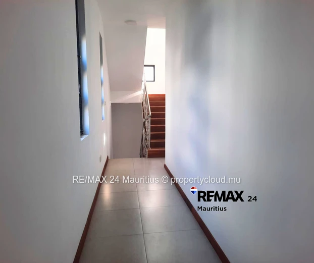 Ground floor apartment, walk to Mont Choisy Beach and hotels