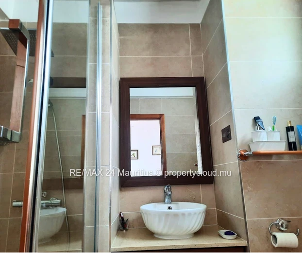 Freshly renovated duplex apartment with common pool, walk to the Public Beach