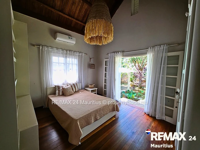 Villa coloniale de prestige à Pointe aux canonniers - 5 chambre, jardin 2 400 m², à 100 m de la mer