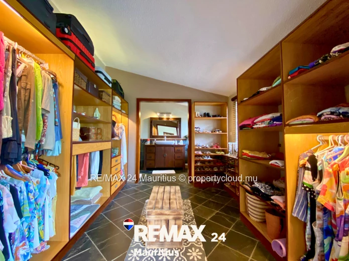 Elegant 5-Bedroom Villa with Pool, Dual Access & Mountain View – Petite Rivière Noire