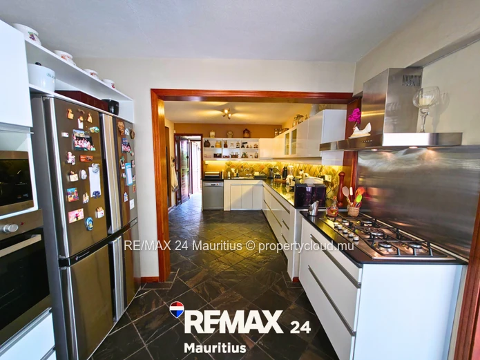 Elegant 5-Bedroom Villa with Pool, Dual Access & Mountain View – Petite Rivière Noire