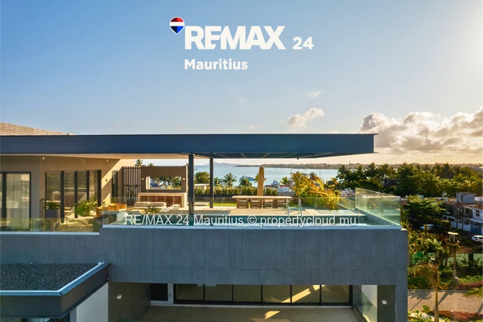 Luxury 4-bedroom penthouse with en-suite bathrooms, panoramic sea, golf & mountain views. Exceptiona