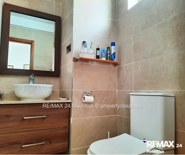 Freshly renovated duplex apartment with common pool, walk to the Public Beach