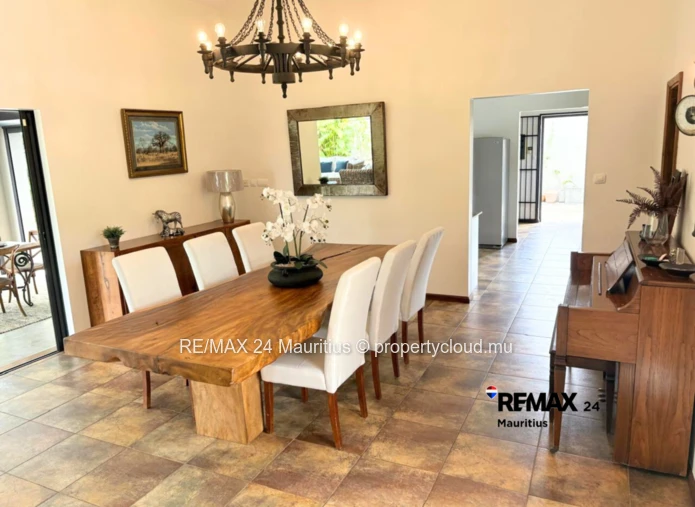 All ground floor family house in a Prestigious Estate.