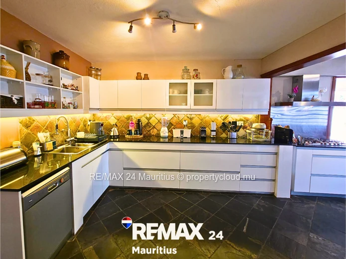 Elegant 5-Bedroom Villa with Pool, Dual Access & Mountain View – Petite Rivière Noire