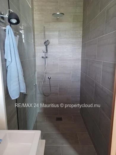Luxurious 3-Bedroom Apartment in Royal Park, Balaclava