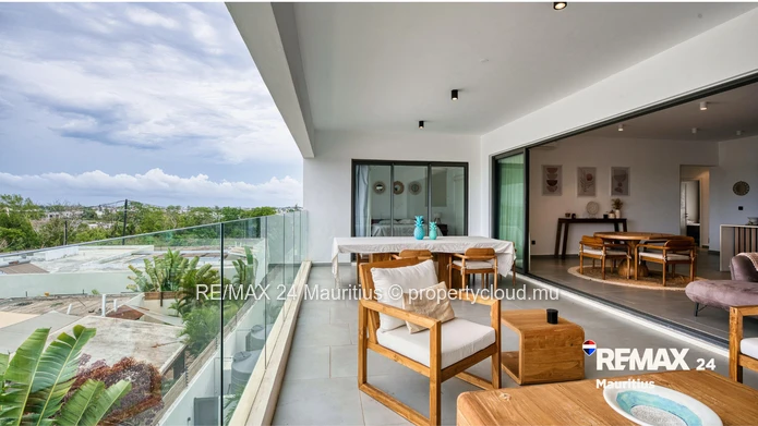 Modern Grand Baie Apartment with Expansive Terrace and Pool Access