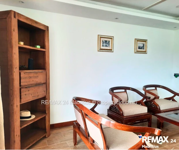 Freshly renovated duplex apartment with common pool, walk to the Public Beach