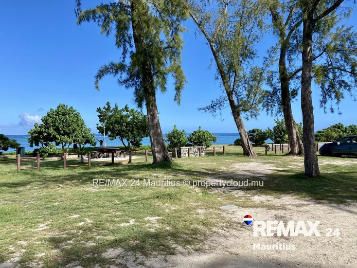 Penthouse with Sea Views and Direct Beach Access in Flic en Flac