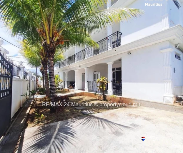 All ground floor apartment (simplex) within walking distance to the public beach