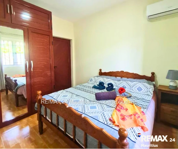All ground floor apartment (simplex) within walking distance to the public beach